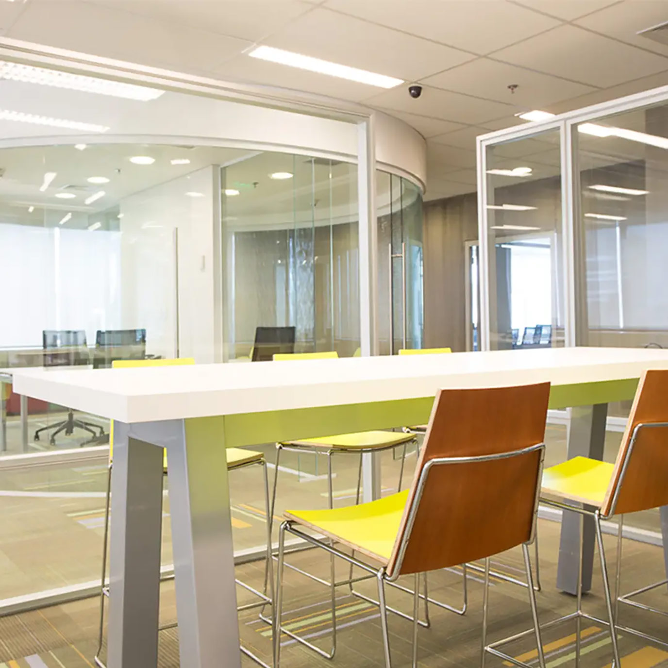 athie-wohnrath-pepsico-21-mesa-bancada-marmoglass-white