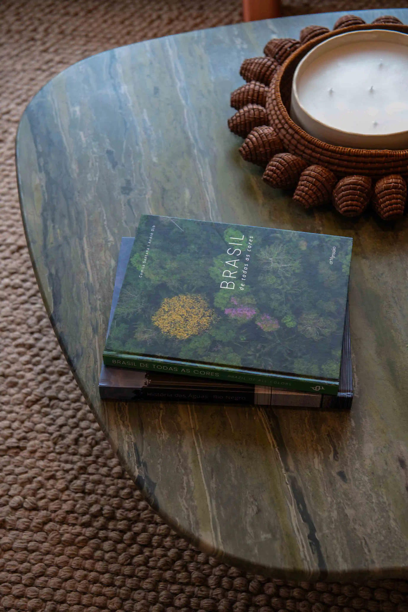 idea-zarvos-studio-mk27-decorado-conego-sala-mesa-parede-plarteleira-granito-amendoa-escovado-di-marmore-(5)