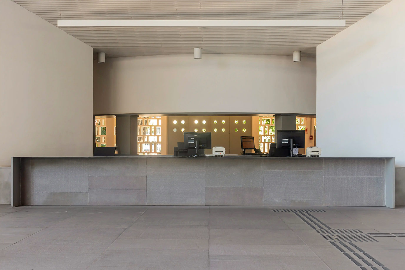 afonsofrancapinacotecacontemporanea3pisobancadaescadabancobasaltodimarmore