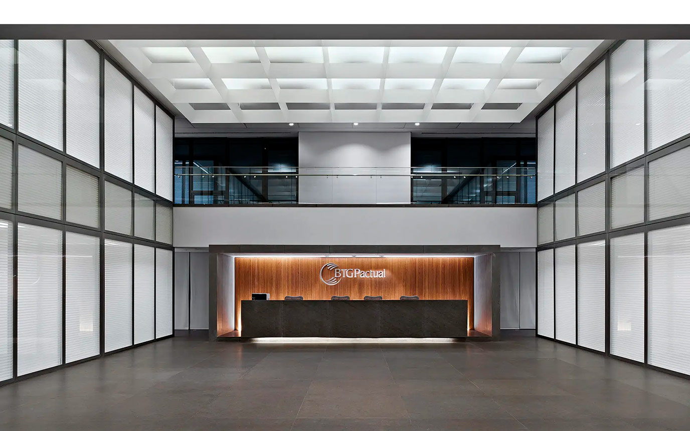 athiewohnrathbancobtgpactual1travertinonerodimarmore