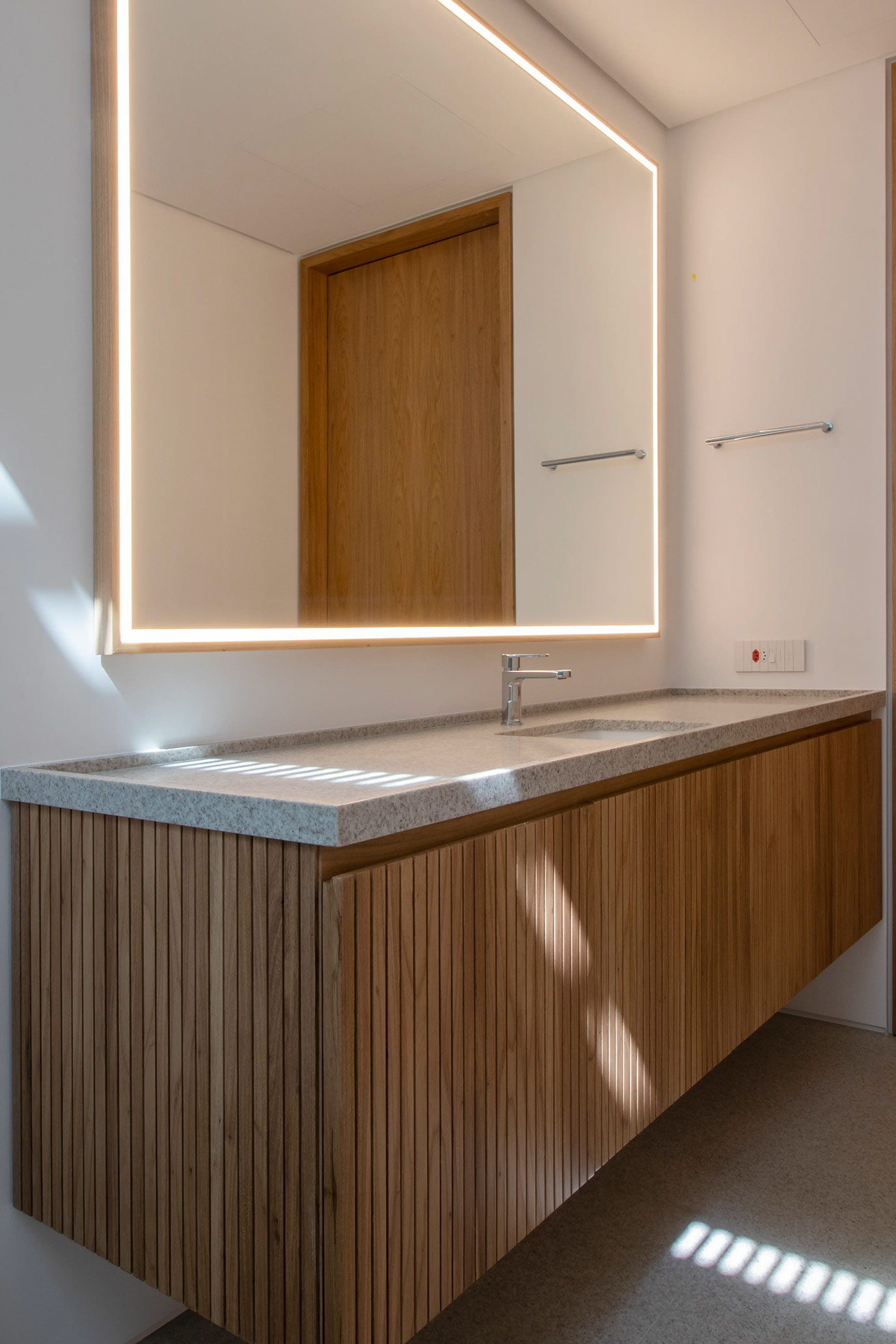 bernardes-laer-lavatorio-lavabo-piso-parede-granito-branco-siena-escovado-12