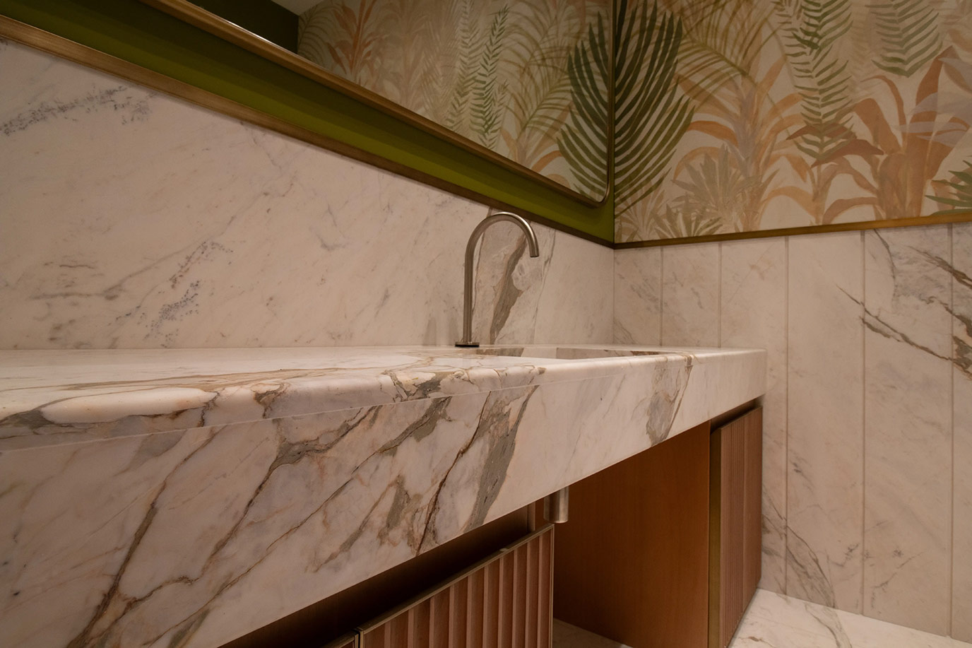 adriana-da-riva-arquitetura-saeng-engenharia-cartier-piso-parede-nicho-lavatorio-cuba-montada-marmore-nuvolato-verde-polido-di-marmore-2-1