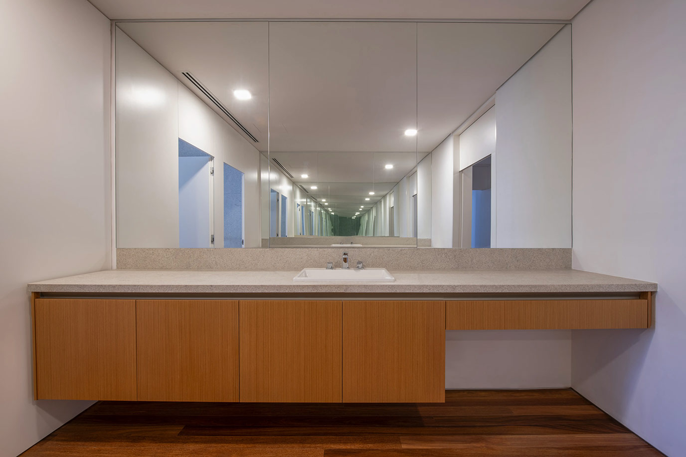 bernardes-inovalli-wc-bancada-granito-branco-siena-escovado-2