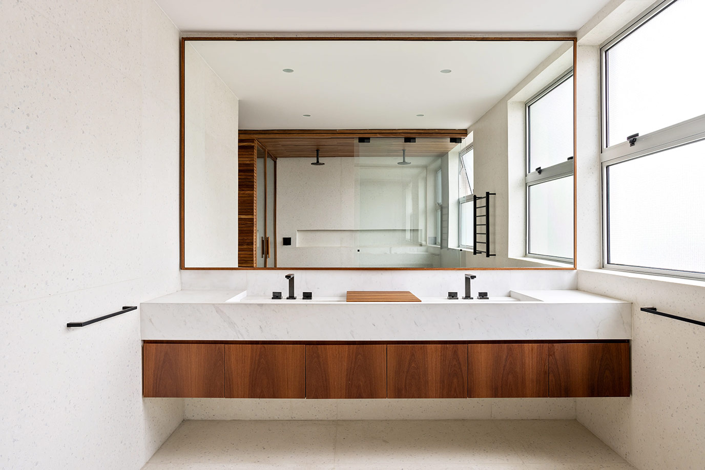 fgmf-arquitetura-rmr-engenharia-vilaboim-piso-parede-quartzo-super-branco-lavatorio-cuba-montada-marmore-branco-pigues-levigado-di-marmore