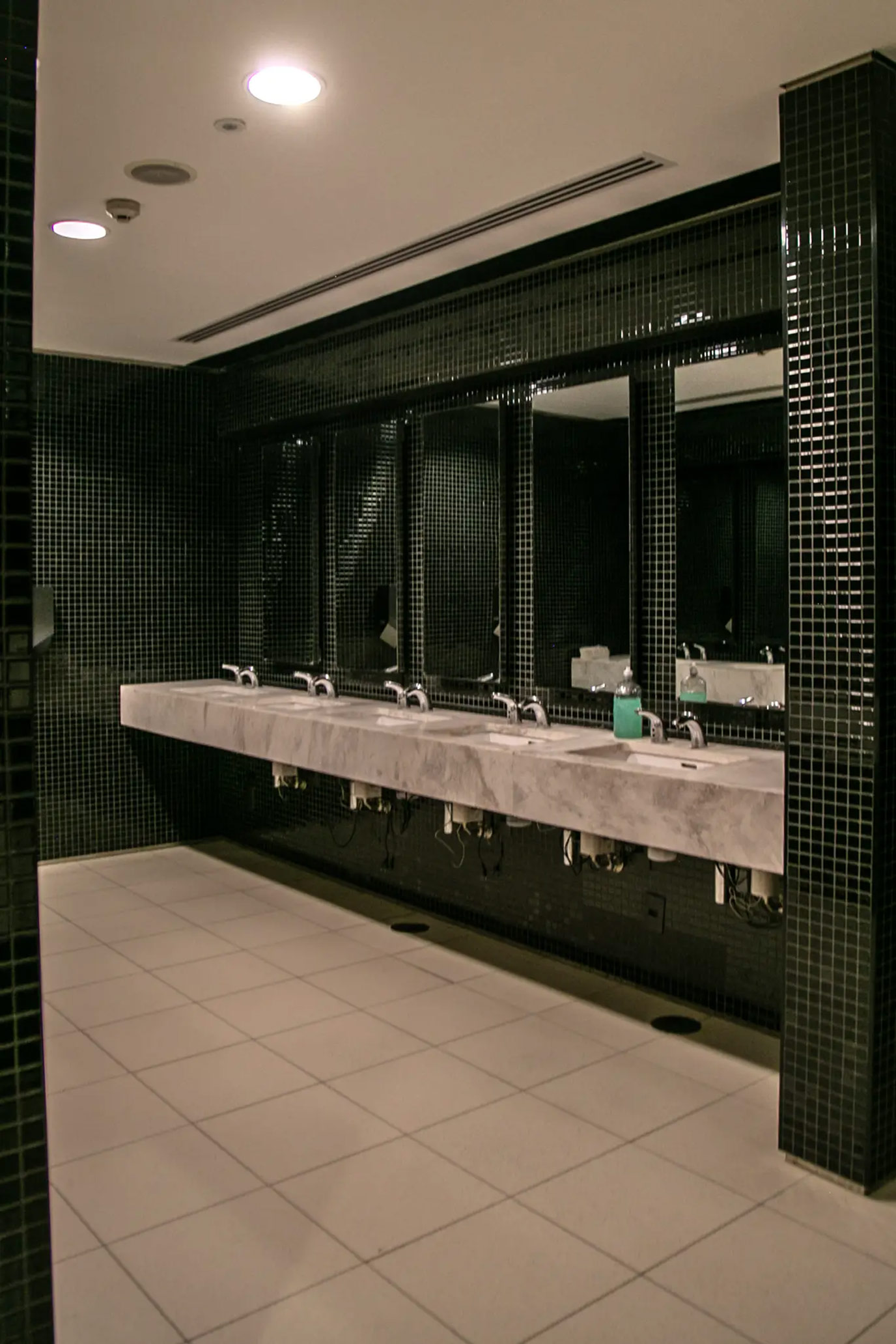 corinthians-arena-anibal-coutinho-novonor-wc-lavatorio-bancada-marmore-branco-pigues-di-marmore