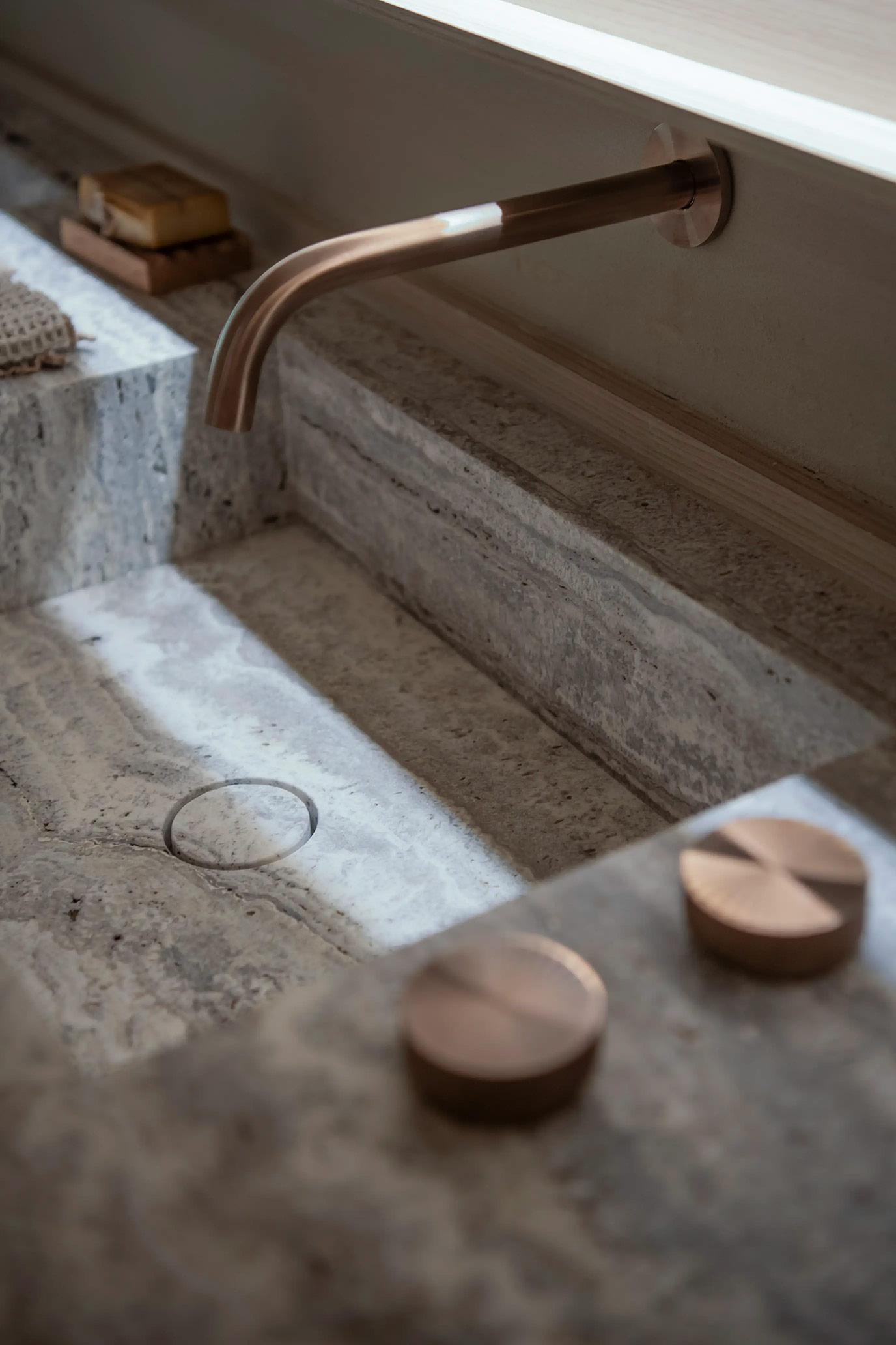 studio-mk27-ideazarvos-banho-lavatorio-cuba-montada-prateleira-nicho-piso-parede-travertino-silver-bruto-levigado-di-marmore-2