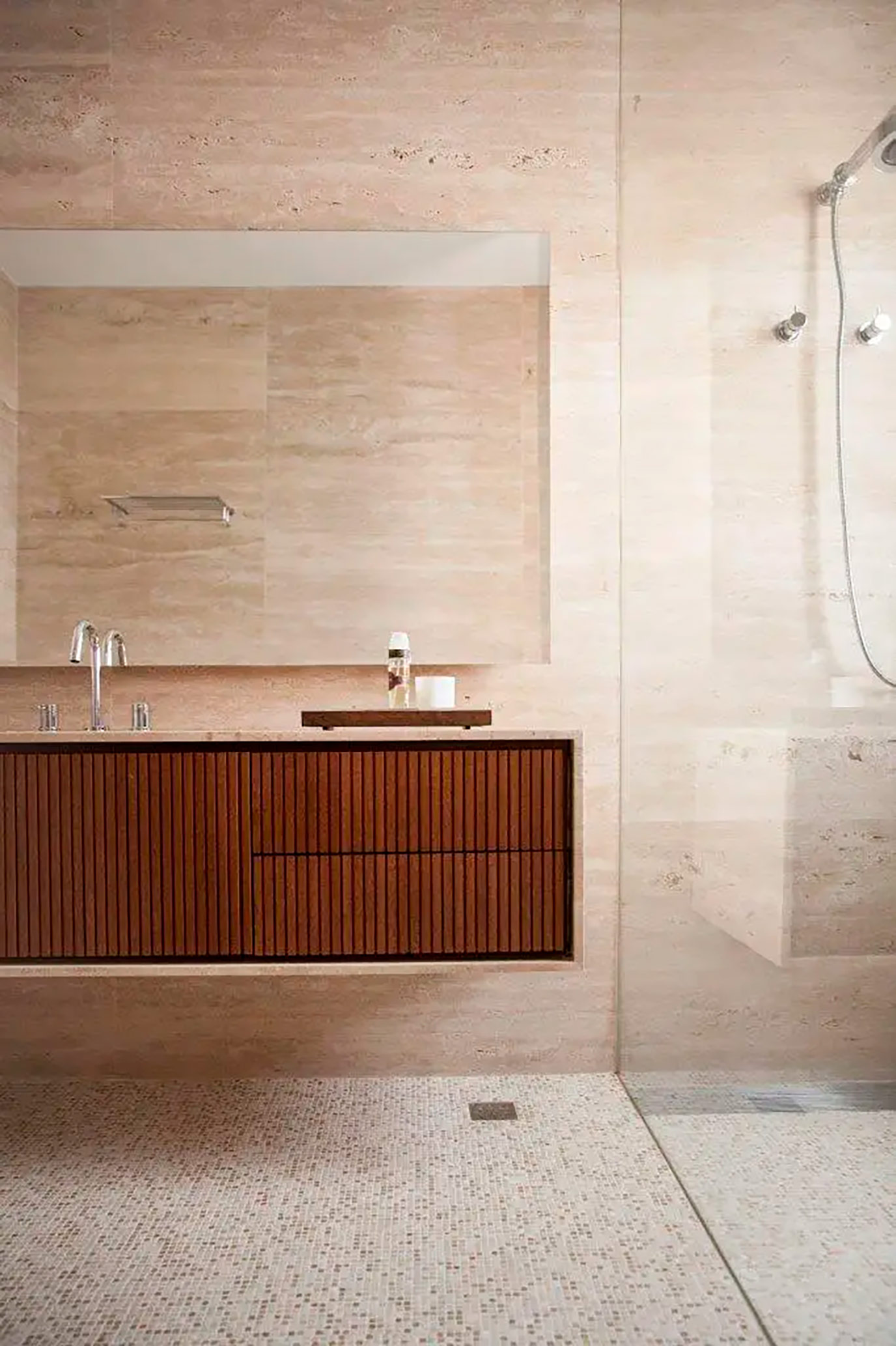 studio-mk27-sm3-engenharia-banho-parede-nicho-bancada-lavatorio-cuba-montada-travertino-romano-di-marmore