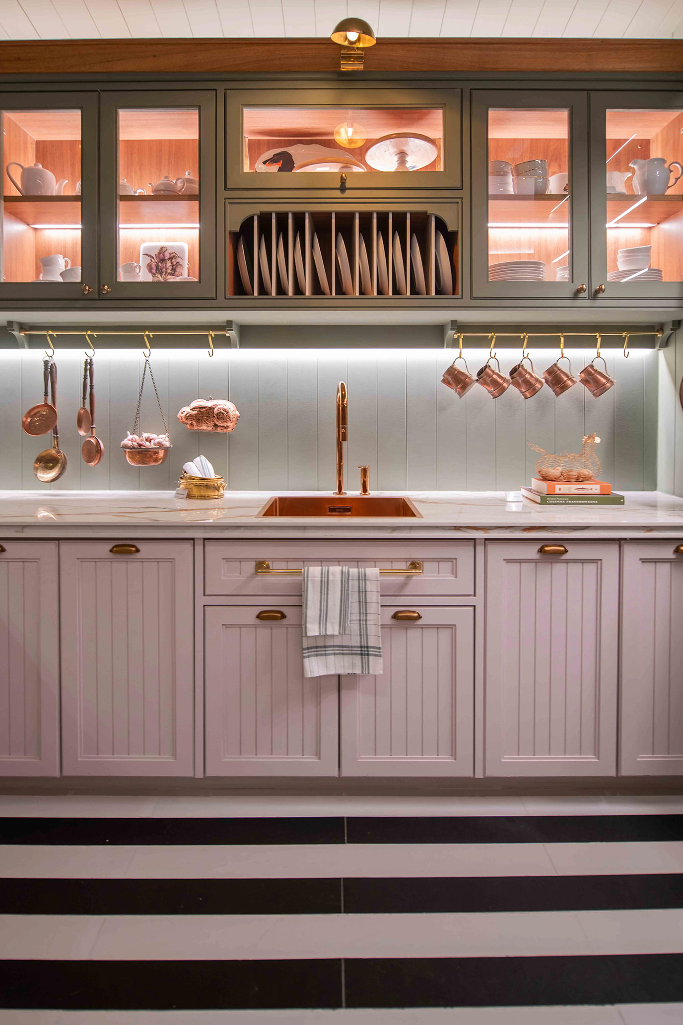 paola-ribeiro-casa-cor-2024-cozinha-pia-cuba-saia-da-mesa-dekton-forn-di-marmore-(3)