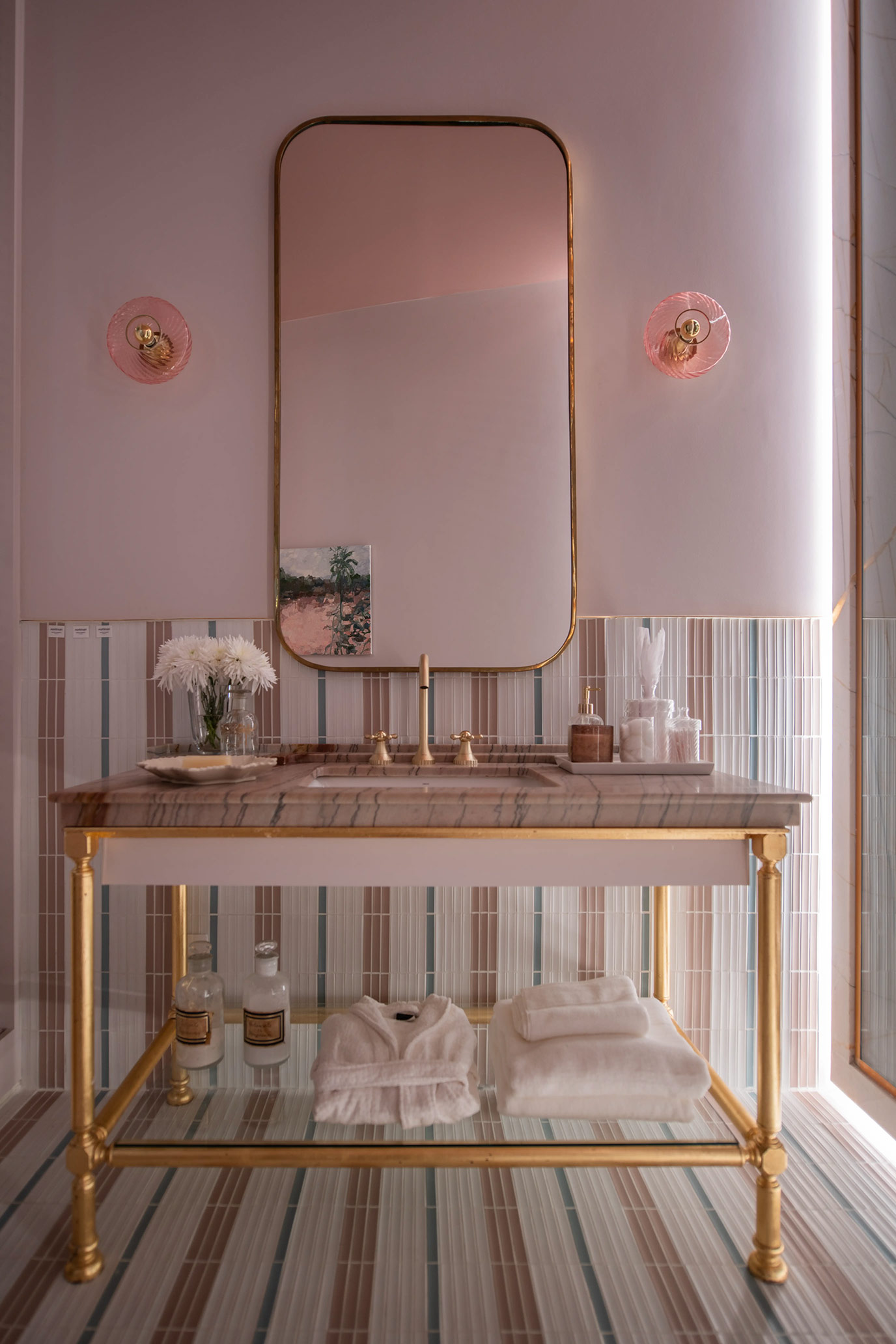 paola-ribeiro-casacor-banheiro-piso-parede-bancada-marmore-crystal-gold-2