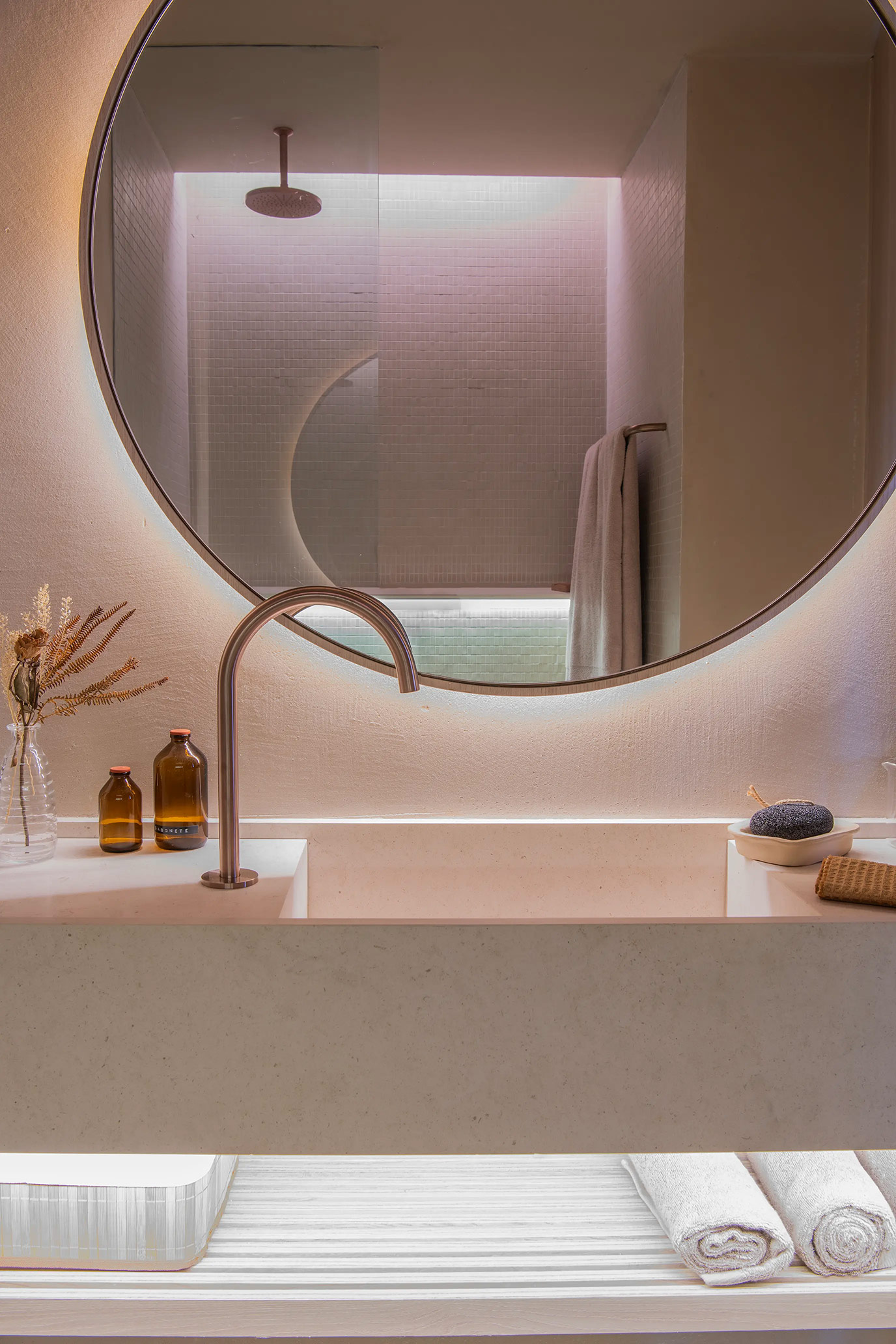 studio-mk27-ideazarvos-banho-lavatorio-cuba-montada-prateleira-nicho-limestone-mont-clair-levigado-di-marmore-